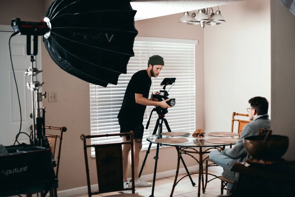 tarif videographer corporate - videographer menyiapkan kamera DSLR untuk project corporate TDR FILMS